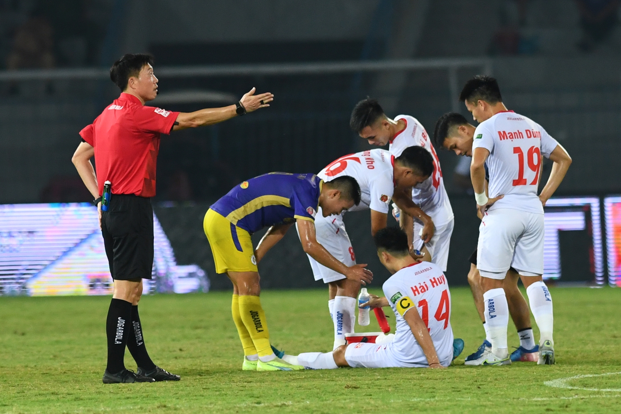 Trọng tài Hàn Quốc sốt ruột với cách 'giảm nhịp độ trận đấu' của đội ngũ y tế sân Lạch Tray - Ảnh 3.