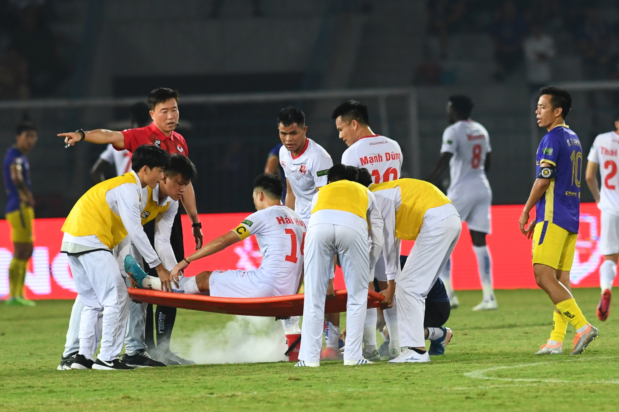 Trọng tài Hàn Quốc sốt ruột với cách 'giảm nhịp độ trận đấu' của đội ngũ y tế sân Lạch Tray - Ảnh 6.