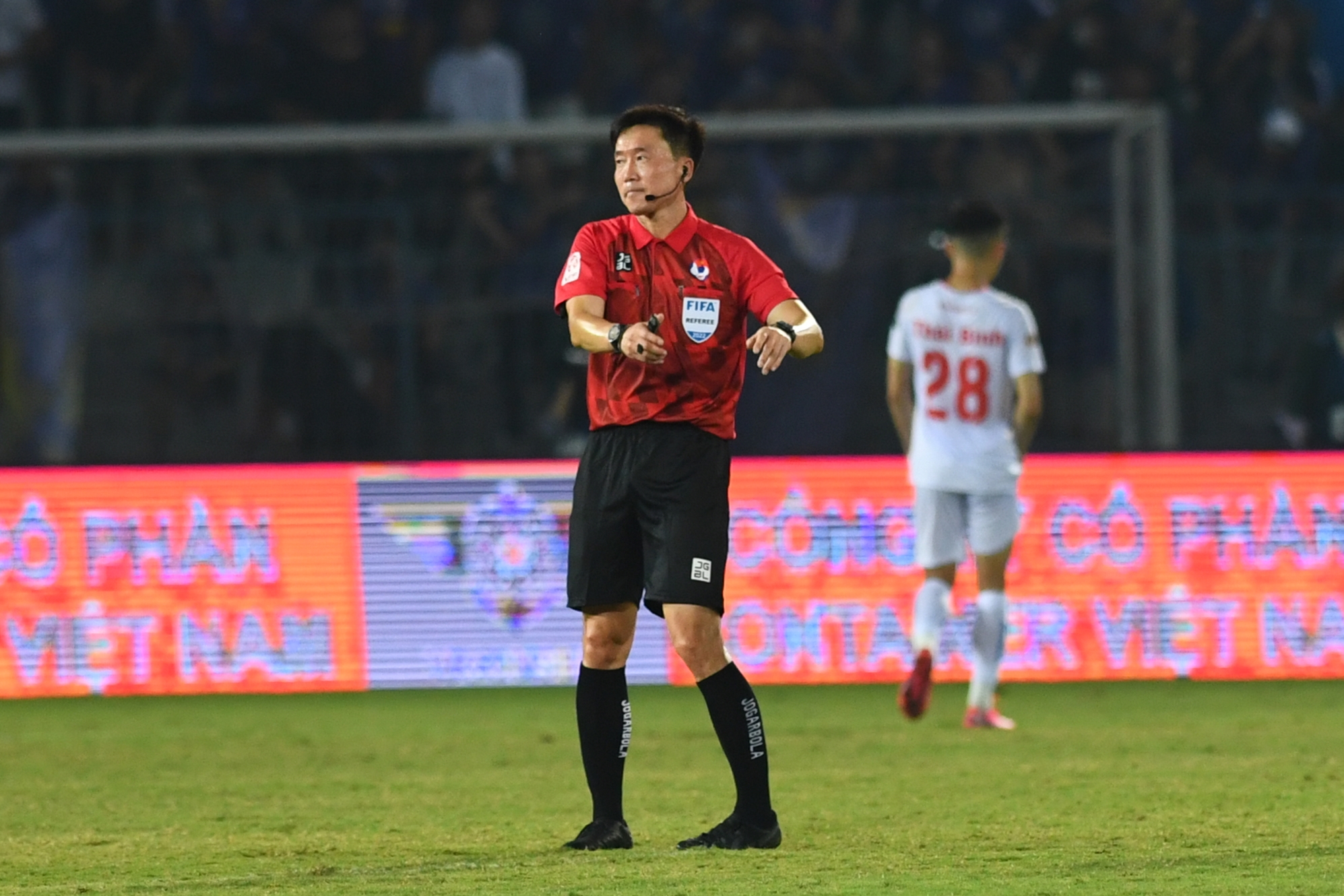 Trọng tài Hàn Quốc sốt ruột với cách 'giảm nhịp độ trận đấu' của đội ngũ y tế sân Lạch Tray - Ảnh 2.