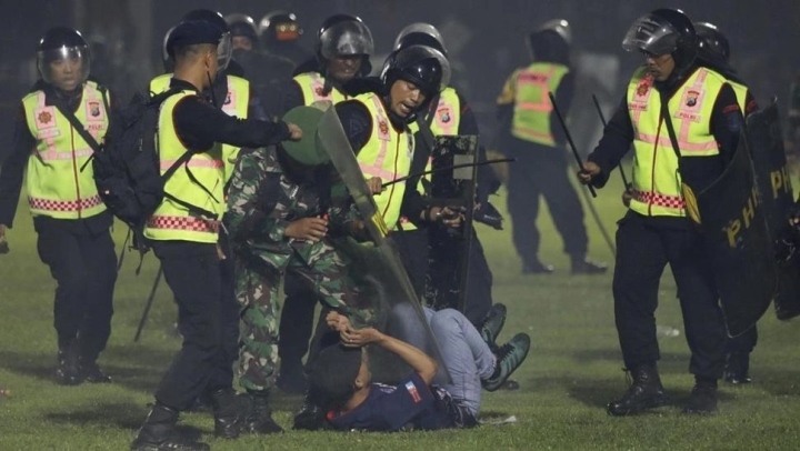 Bạo loạn bóng đá khiến 125 người chết: Nhân chứng hé lộ nguyên nhân bất ngờ - Ảnh 1.