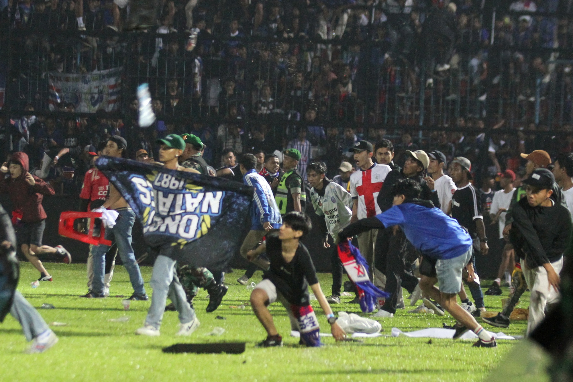 Thảm kịch bóng đá ở Indonesia: Cảnh sát vi phạm quy định FIFA? - Ảnh 1.