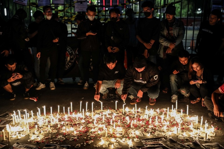 Bạo loạn bóng đá ở Indonesia: Người dân thắp nến cầu nguyện xuyên đêm - Ảnh 4.