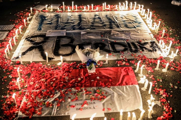 Bạo loạn bóng đá ở Indonesia: Người dân thắp nến cầu nguyện xuyên đêm - Ảnh 5.
