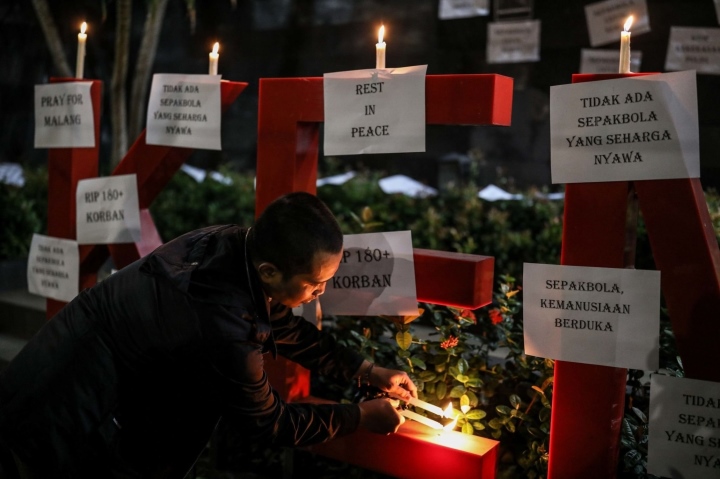 Bạo loạn bóng đá ở Indonesia: Người dân thắp nến cầu nguyện xuyên đêm - Ảnh 7.