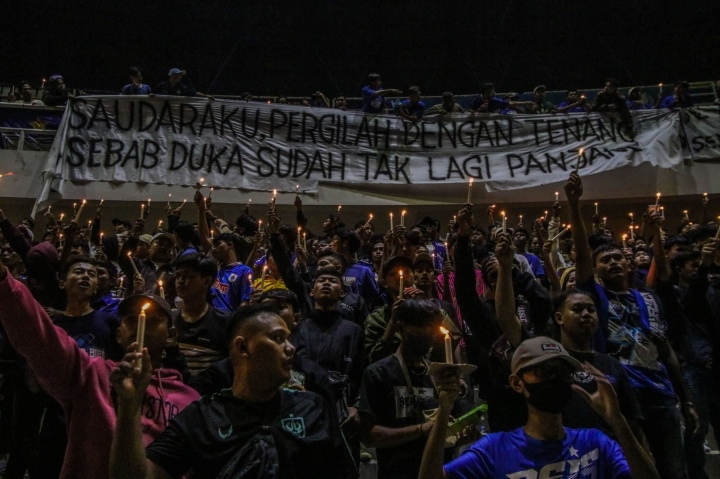 Bạo loạn bóng đá ở Indonesia: Người dân thắp nến cầu nguyện xuyên đêm - Ảnh 11.