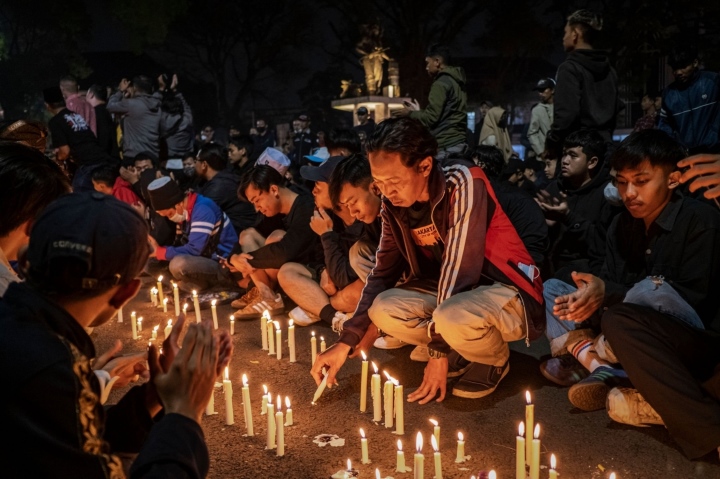 Bạo loạn bóng đá ở Indonesia: Người dân thắp nến cầu nguyện xuyên đêm - Ảnh 10.