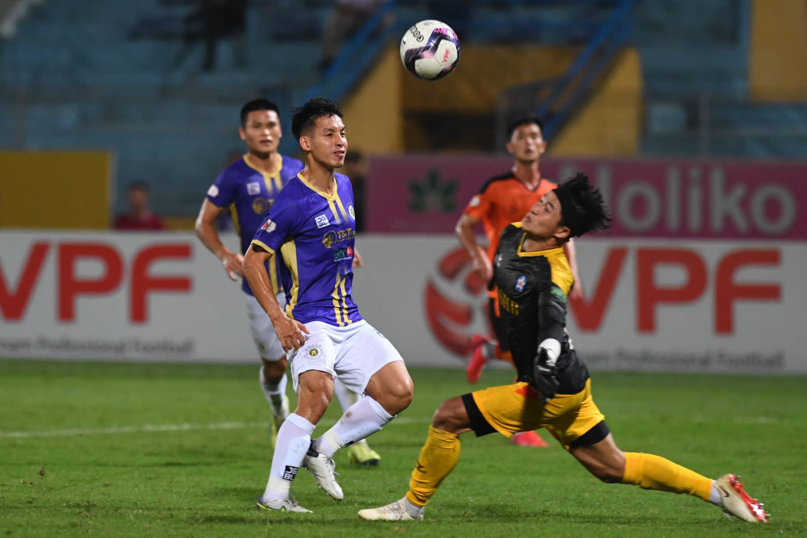 Bầu Hiển động viên, hô quyết tâm cùng cầu thủ Đà Nẵng sau trận thua Hà Nội FC - Ảnh 6.