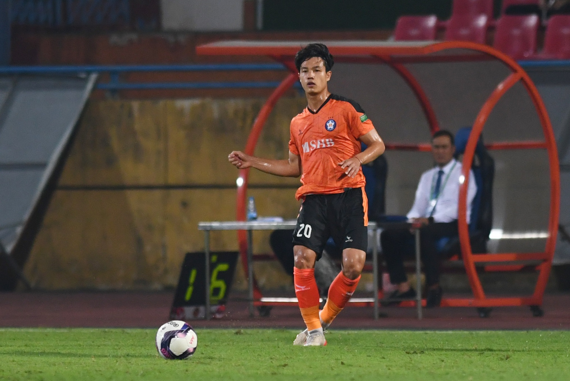 Lý do cảm động sao trẻ Hà Nội FC chạy nửa vòng sân để ăn mừng bàn thắng - Ảnh 10.