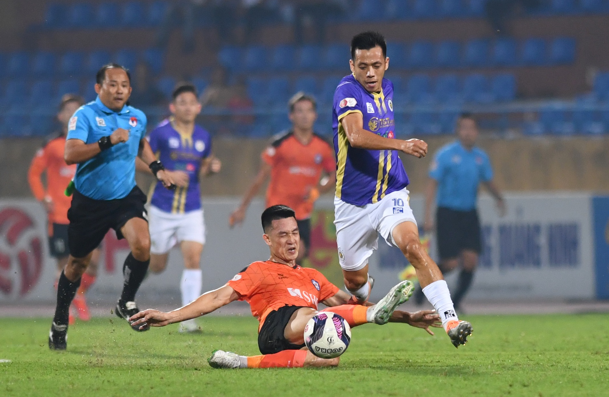 Lý do cảm động sao trẻ Hà Nội FC chạy nửa vòng sân để ăn mừng bàn thắng - Ảnh 13.