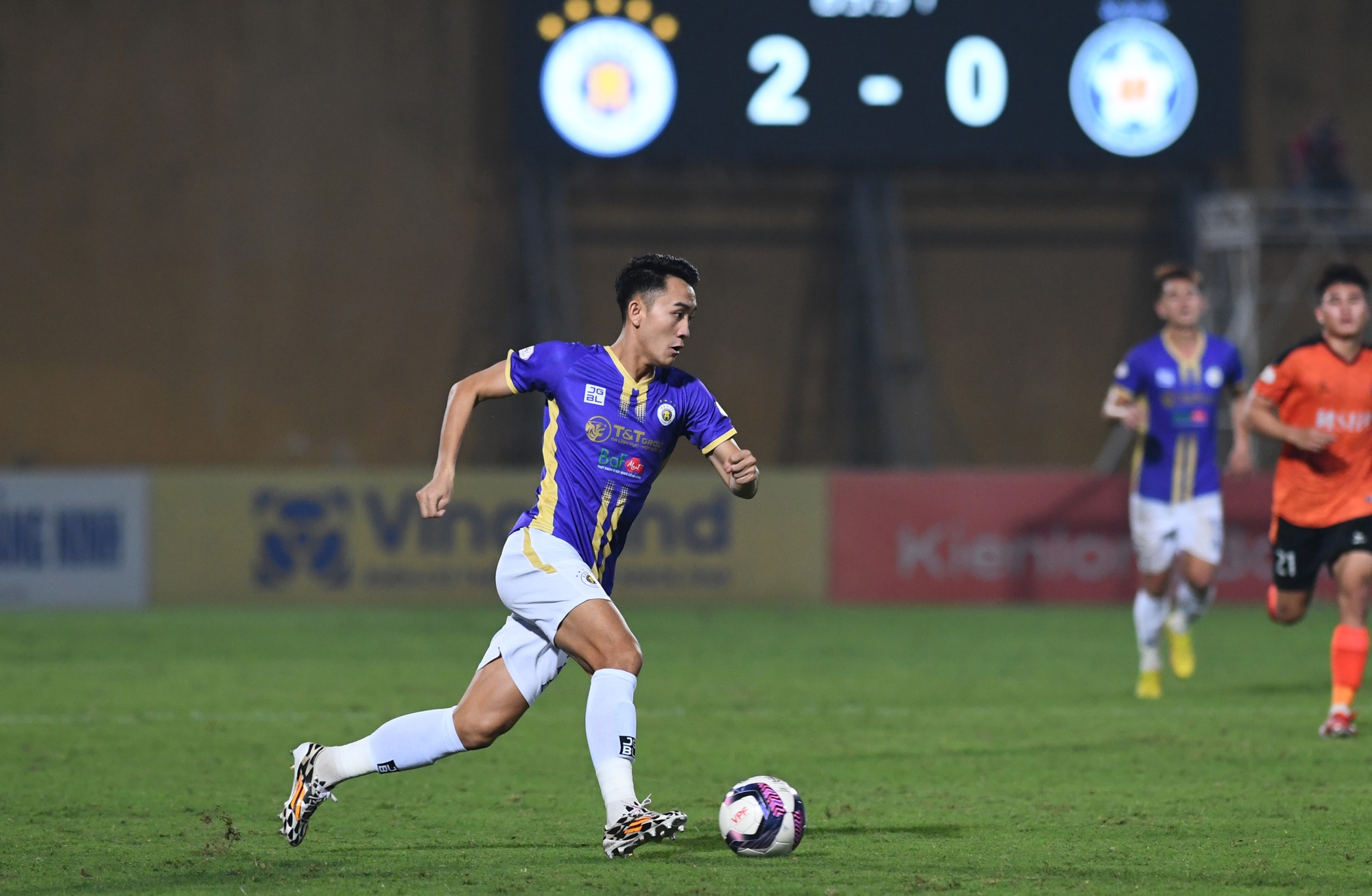 Lý do cảm động sao trẻ Hà Nội FC chạy nửa vòng sân để ăn mừng bàn thắng - Ảnh 1.