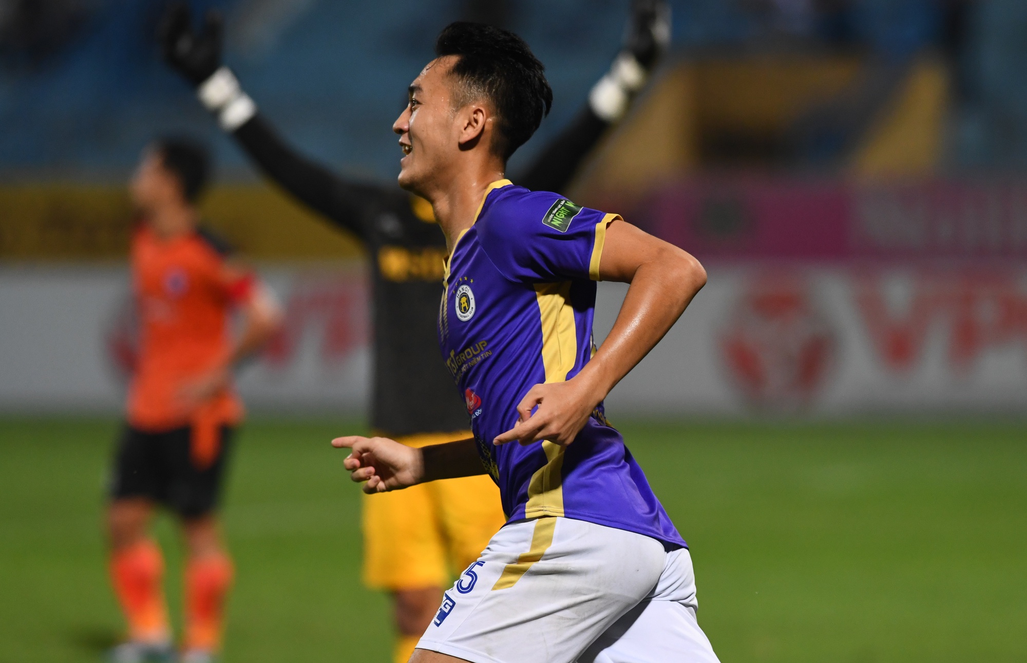 Lý do cảm động sao trẻ Hà Nội FC chạy nửa vòng sân để ăn mừng bàn thắng - Ảnh 3.