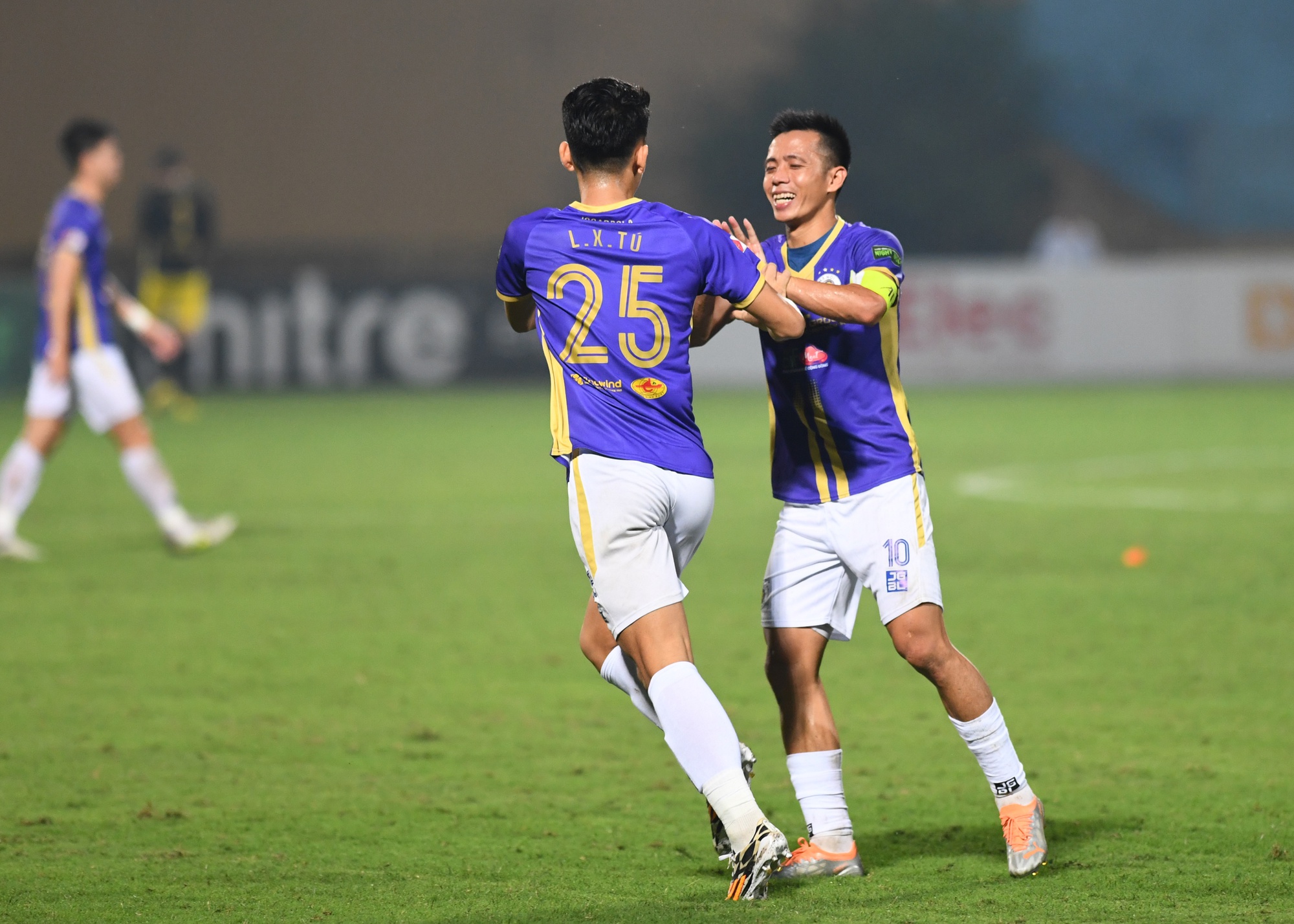 Lý do cảm động sao trẻ Hà Nội FC chạy nửa vòng sân để ăn mừng bàn thắng - Ảnh 4.