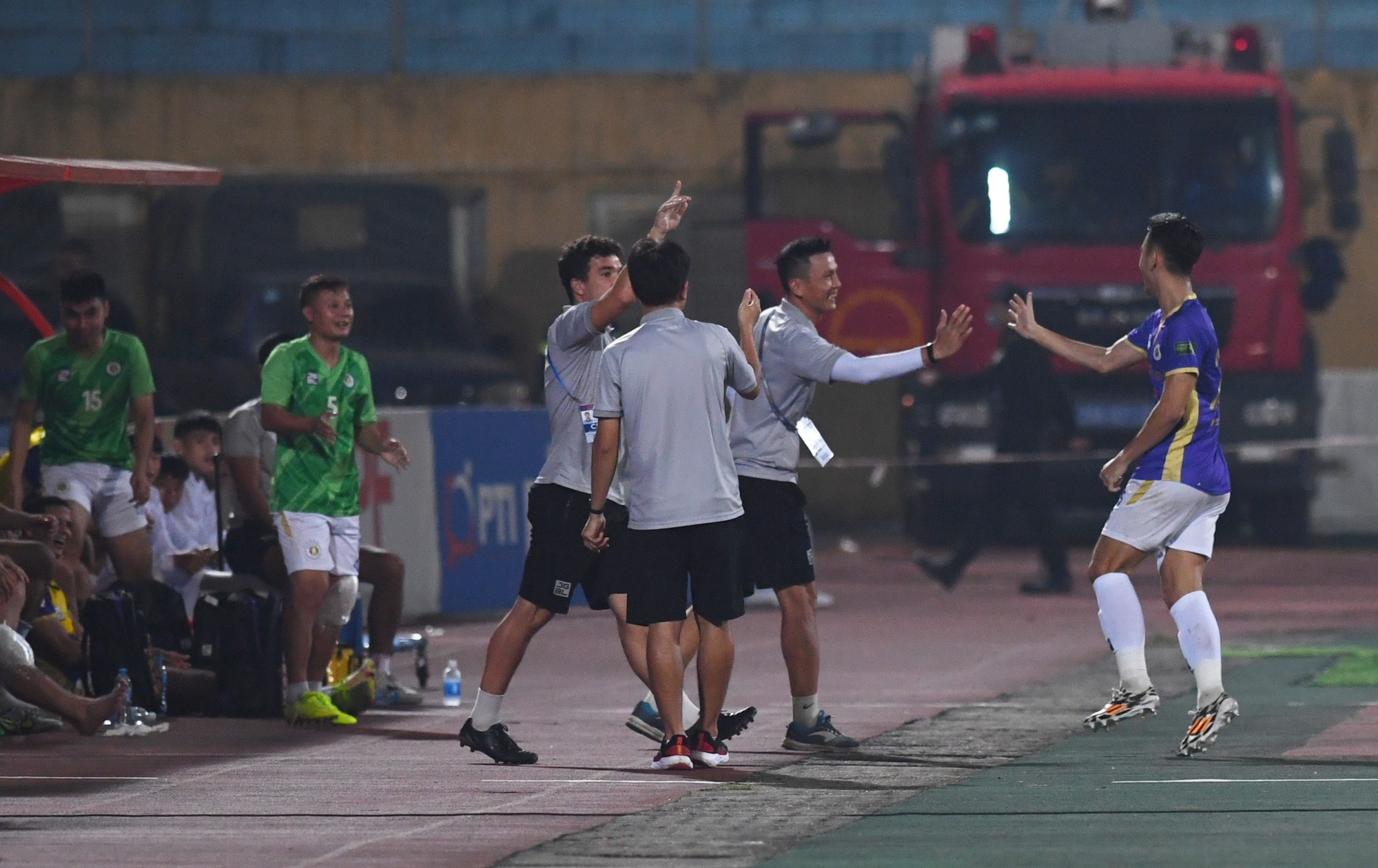 Lý do cảm động sao trẻ Hà Nội FC chạy nửa vòng sân để ăn mừng bàn thắng - Ảnh 6.