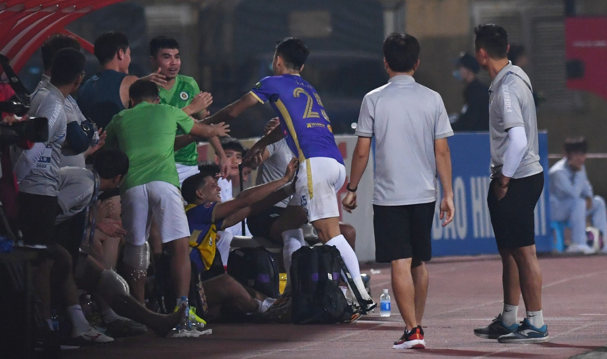 Lý do cảm động sao trẻ Hà Nội FC chạy nửa vòng sân để ăn mừng bàn thắng - Ảnh 5.
