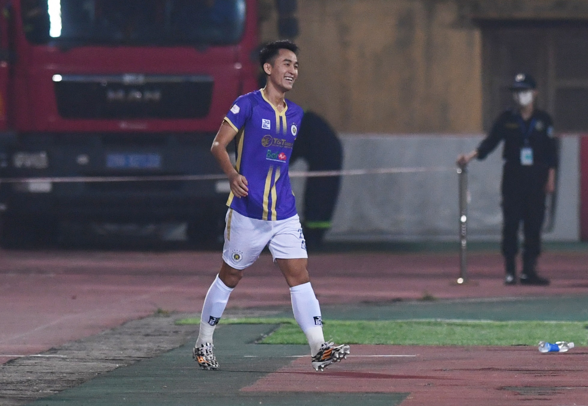 Lý do cảm động sao trẻ Hà Nội FC chạy nửa vòng sân để ăn mừng bàn thắng - Ảnh 7.