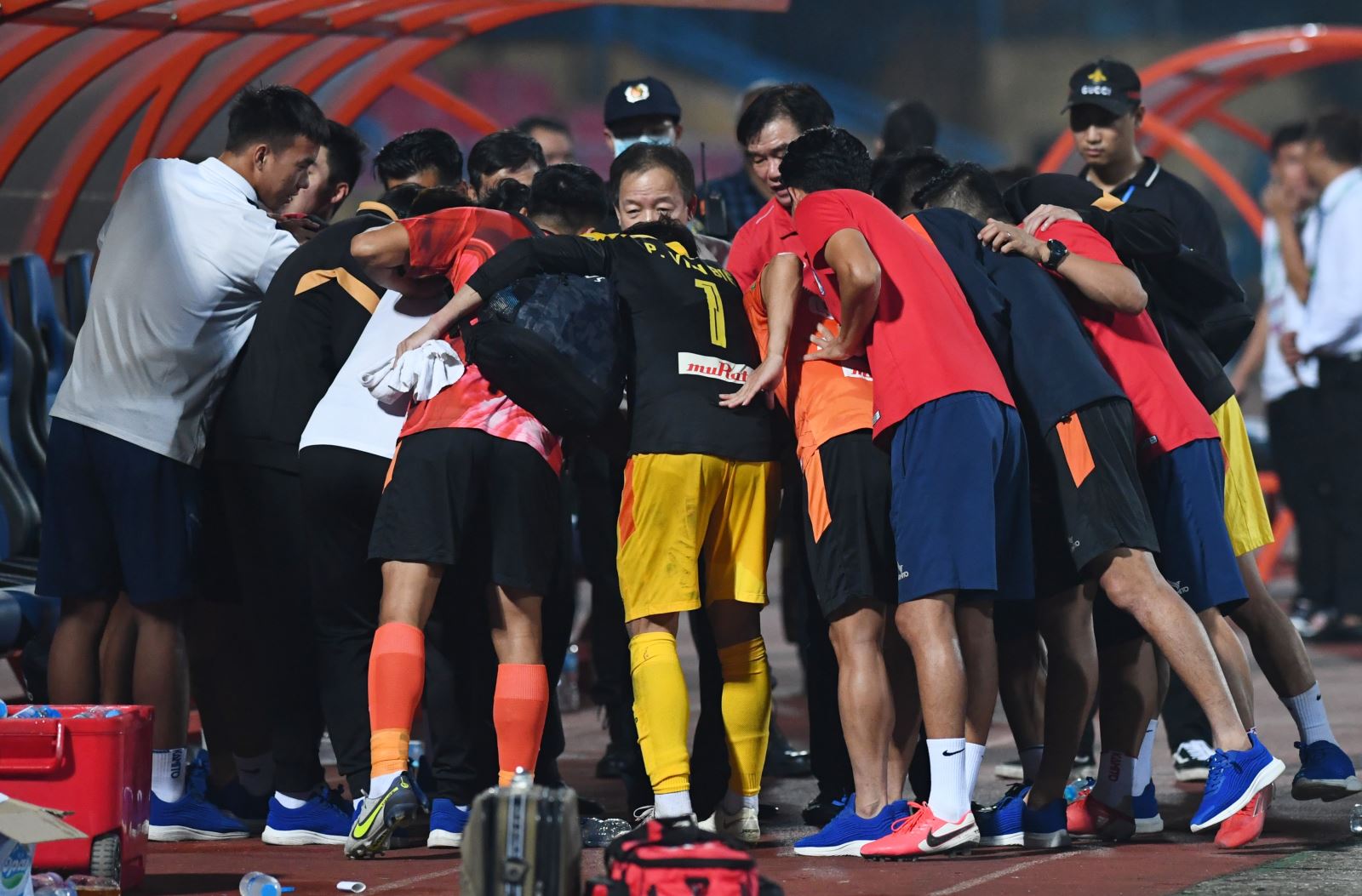 Bầu Hiển động viên, hô quyết tâm cùng cầu thủ Đà Nẵng sau trận thua Hà Nội FC - Ảnh 3.