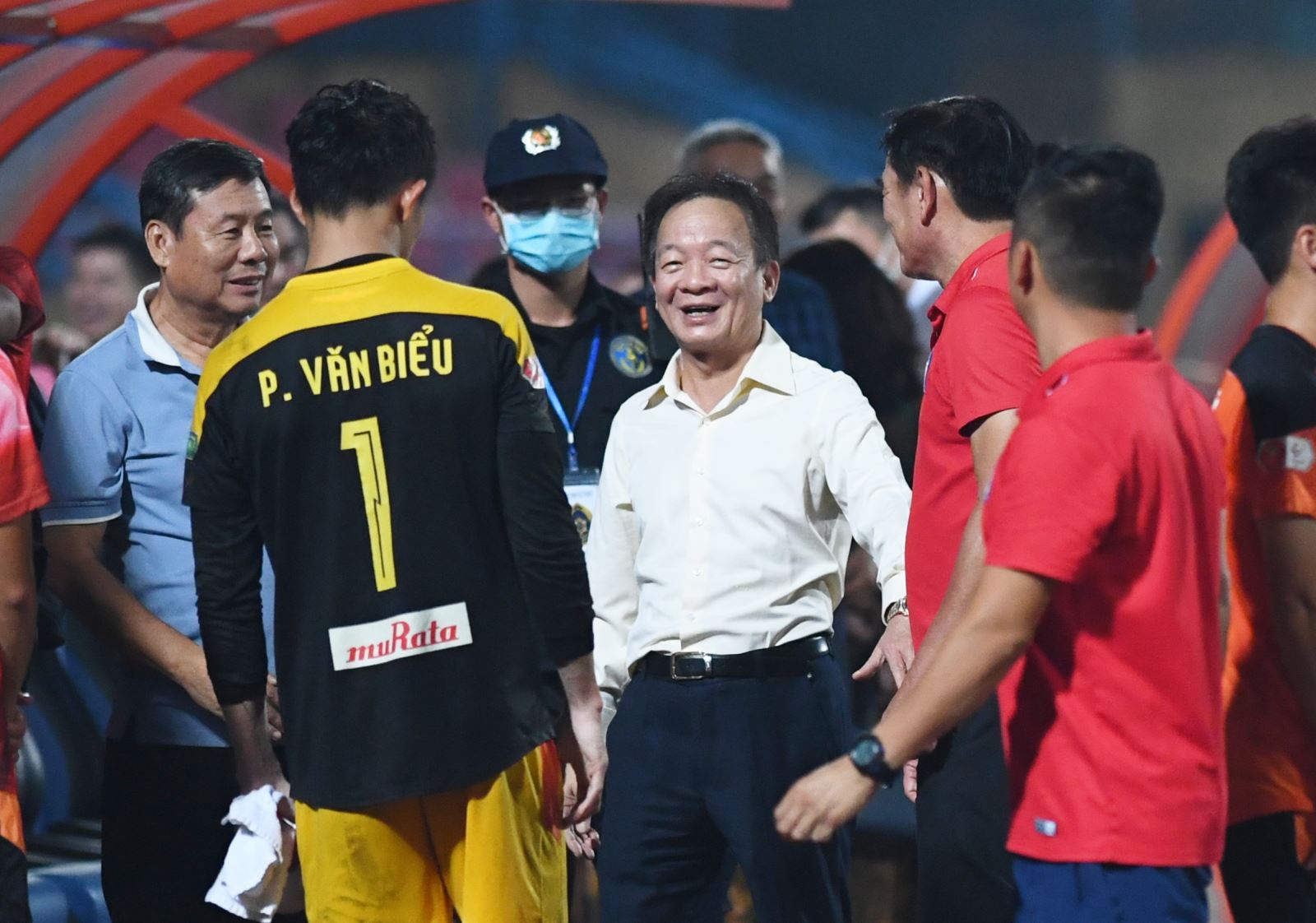 Bầu Hiển động viên, hô quyết tâm cùng cầu thủ Đà Nẵng sau trận thua Hà Nội FC - Ảnh 1.
