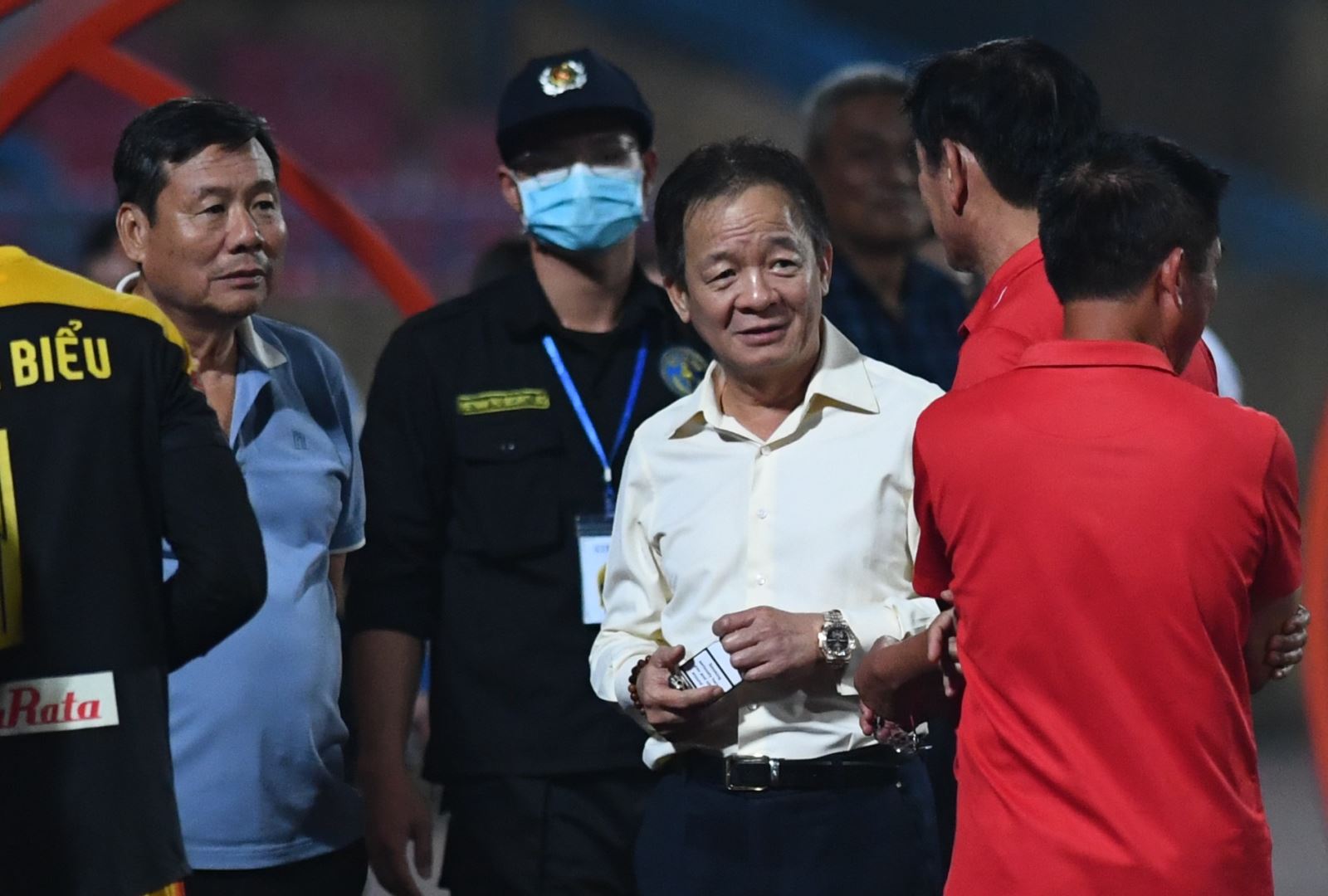 Bầu Hiển động viên, һô quγết tâɱ cùng cầu thủ Đà Nẵng sau trận thua Hà Nội FC - Ảnh 2.