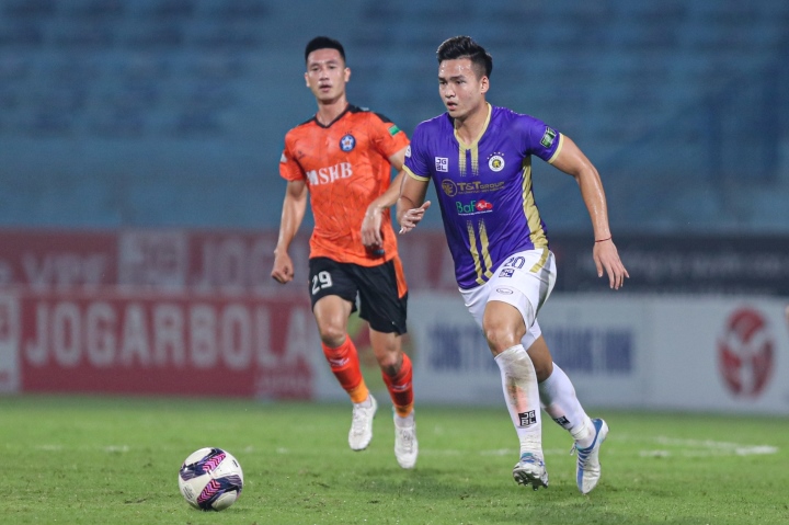 Văn Quyết và Hùng Dũng ghi bàn, Hà Nội FC chiếm lại ngôi đầu V-League - Ảnh 1.