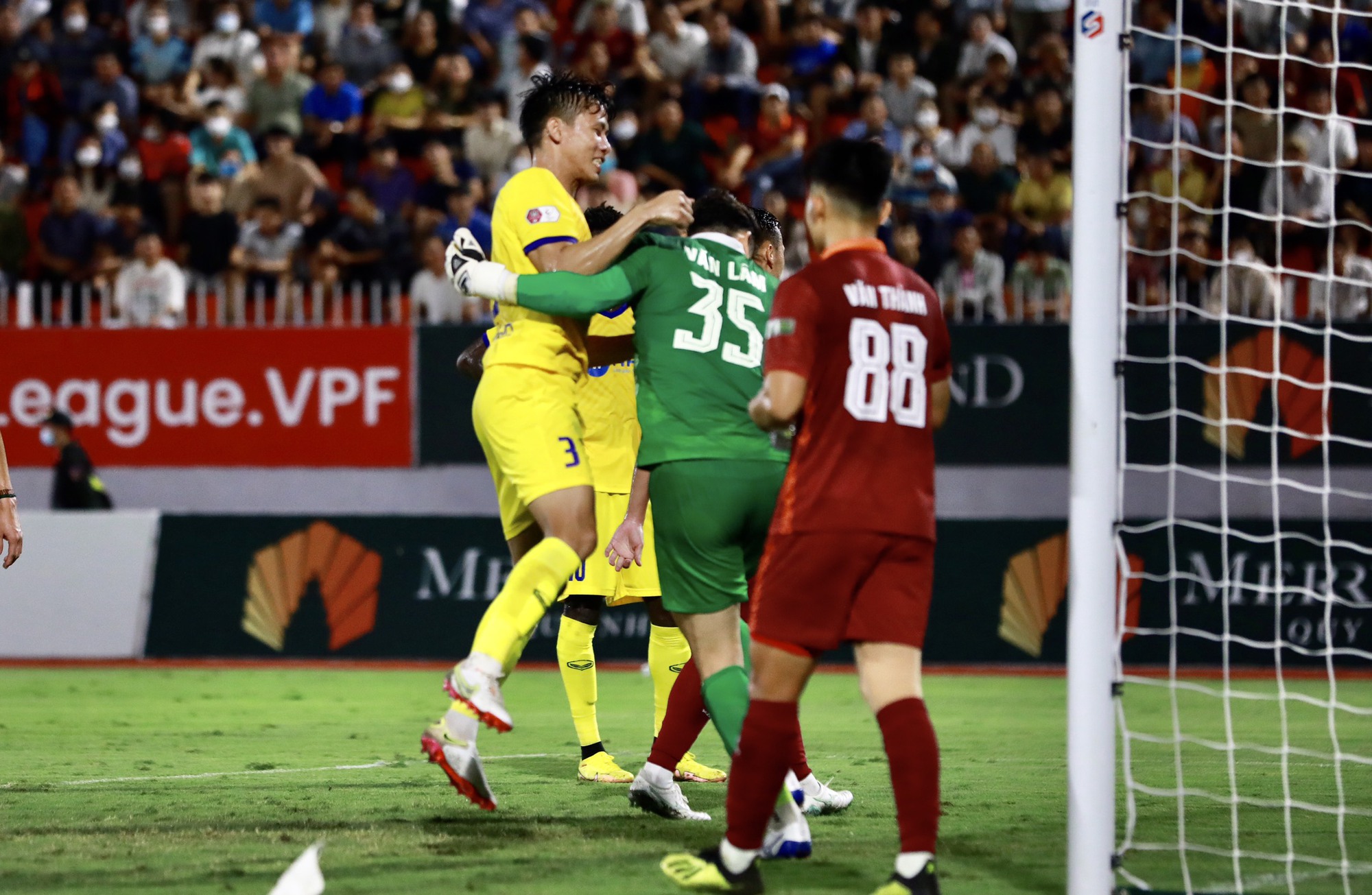 Bình Định thắng SLNA: Văn Lâm chơi xuất sắc, Đình Trọng và Xuân Mạnh to tiếng sau trận - Ảnh 3.