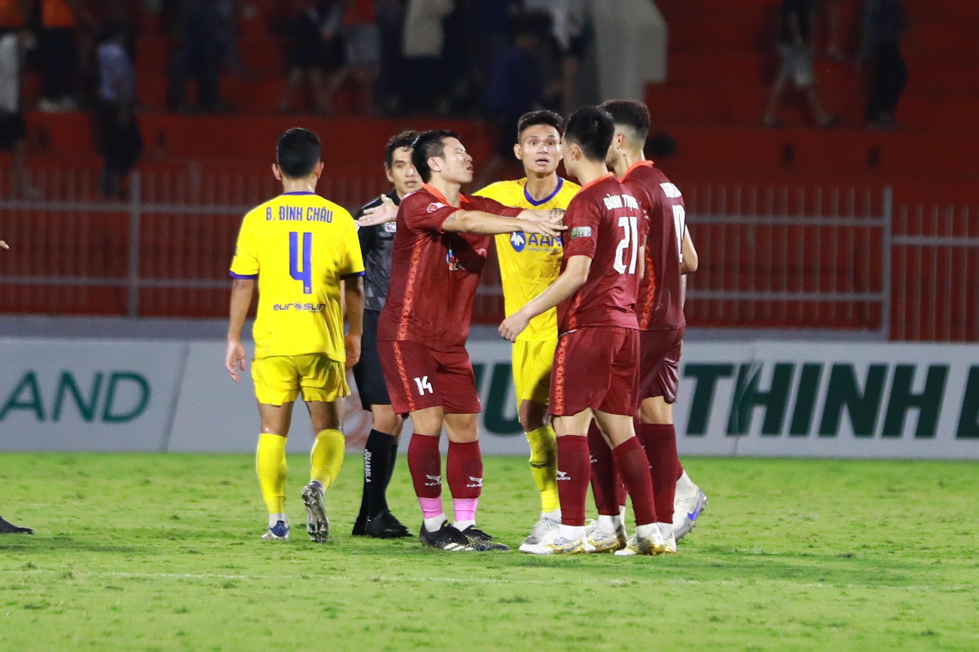 Bình Định thắng SLNA: Văn Lâm chơi xuất sắc, Đình Trọng và Xuân Mạnh to tiếng sau trận - Ảnh 6.