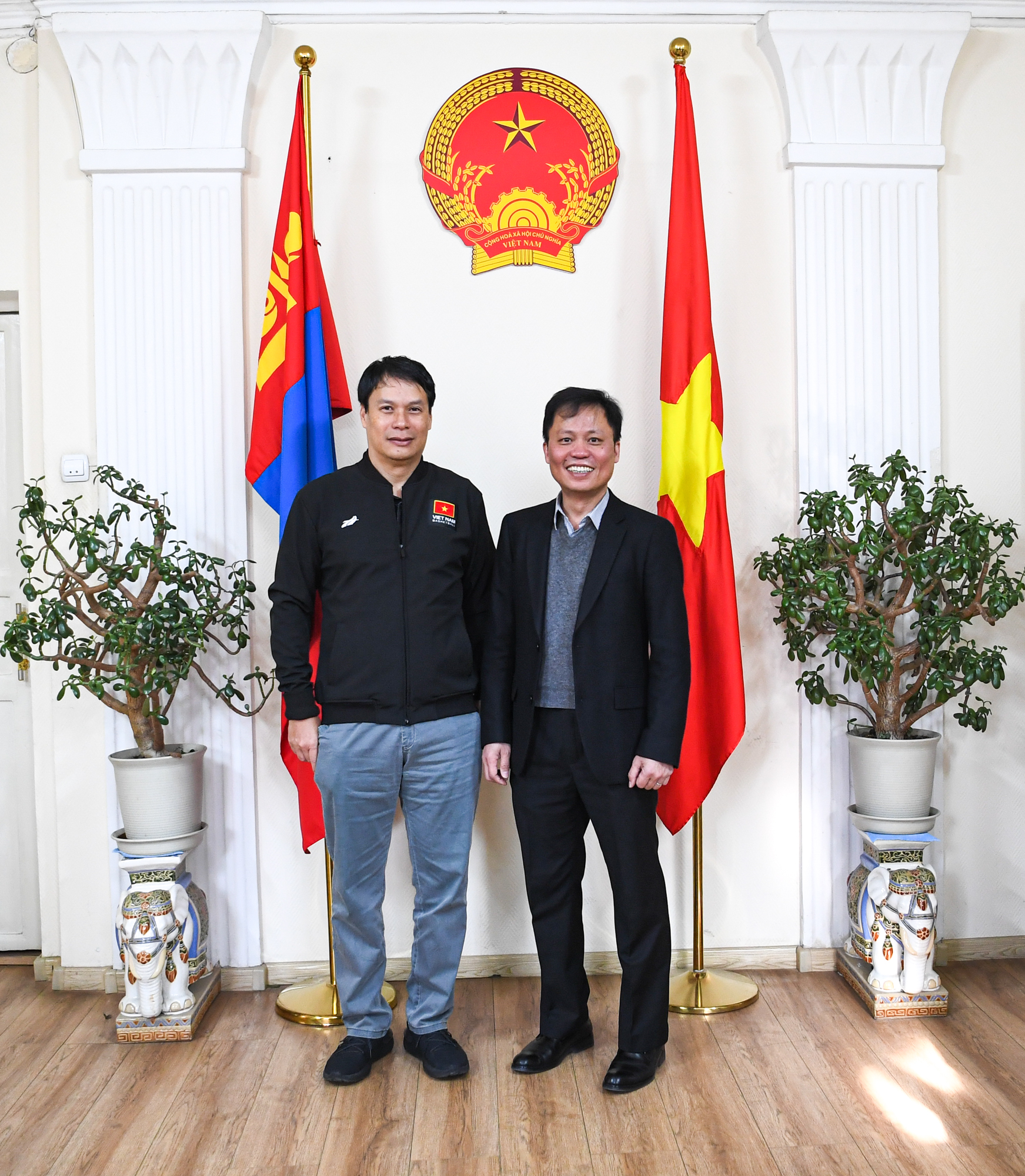 Đại sứ đặc mệnh toàn quyền Việt Nam tại Mông Cổ gặp gỡ tuyển bóng rổ Việt Nam - Ảnh 3.