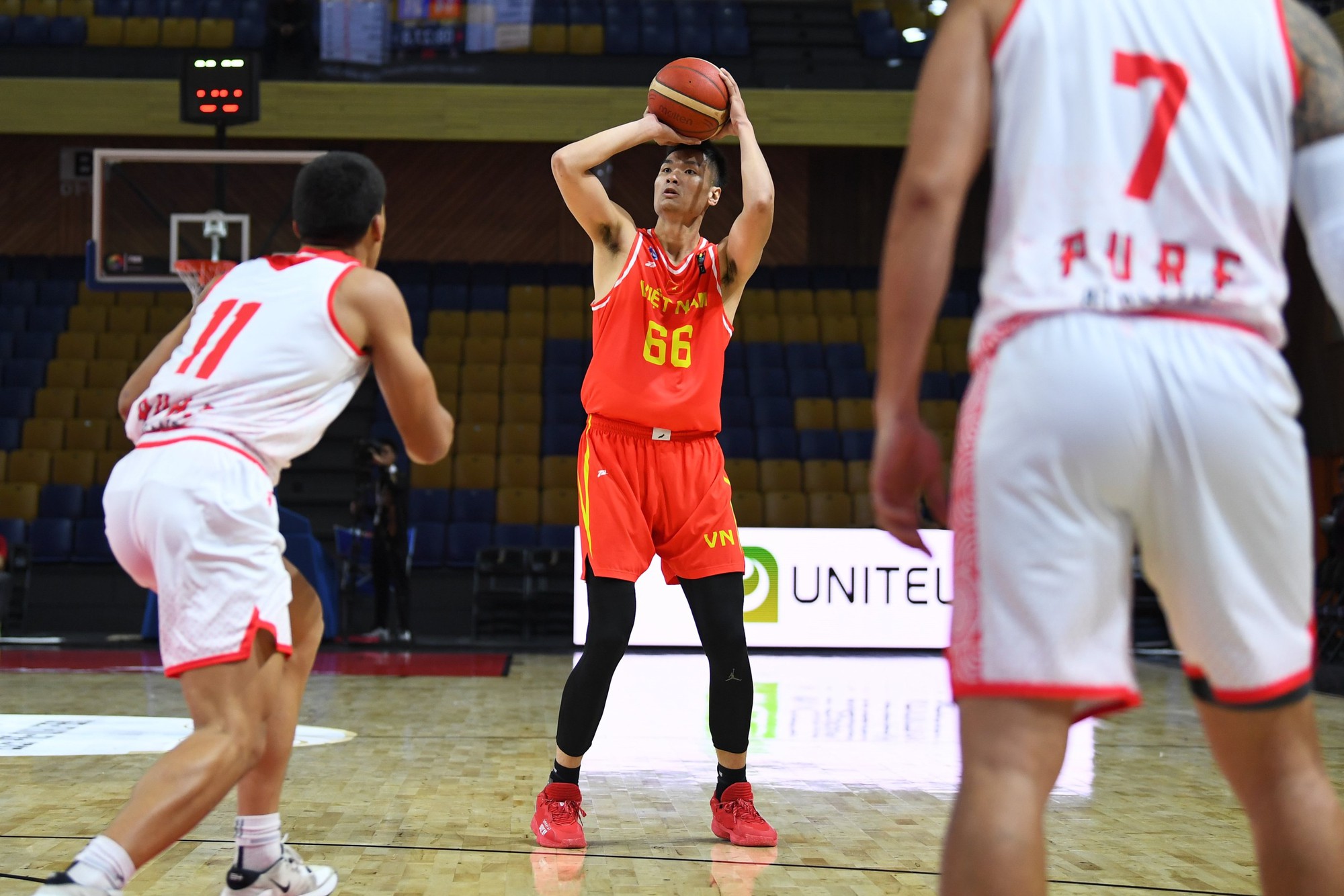 'Chúa nhẫn' Phú Vinh tự tin trả lời phỏng vấn tiếng Anh sau màn trình diễn MVP tại vòng sơ loại FIBA Asia Cup 2025 - Ảnh 1.