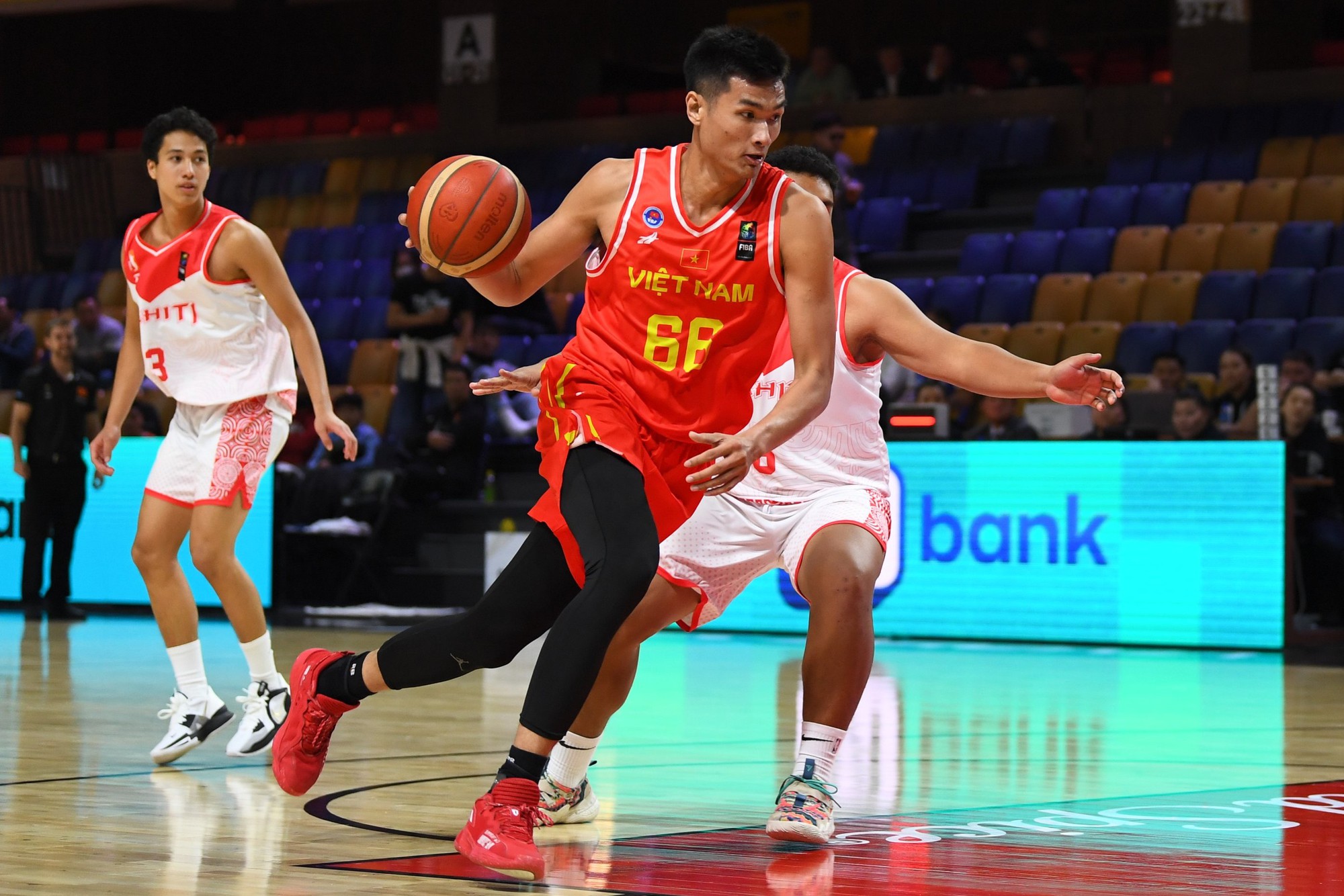 'Chúa nhẫn' Phú Vinh tự tin trả lời phỏng vấn tiếng Anh sau màn trình diễn MVP tại vòng sơ loại FIBA Asia Cup 2025 - Ảnh 2.