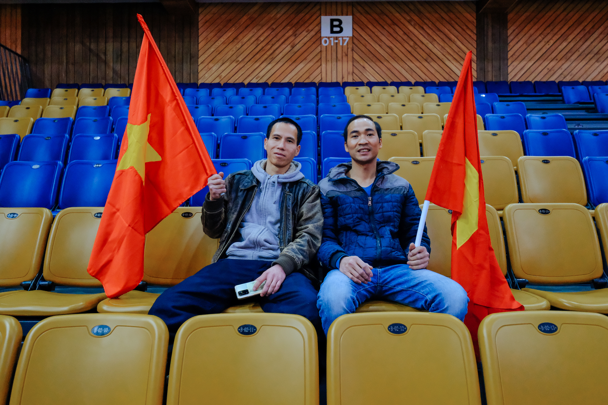 Kiều bào người Việt bất chấp thời tiết lạnh giá khắc nghiệt tới cổ vũ đội tuyển bóng rổ Việt Nam - Ảnh 2.