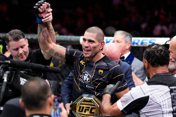 Alex Pereira vượt qua Israel Adesanya, trở thành nhà vô địch mới của UFC - Ảnh 3.