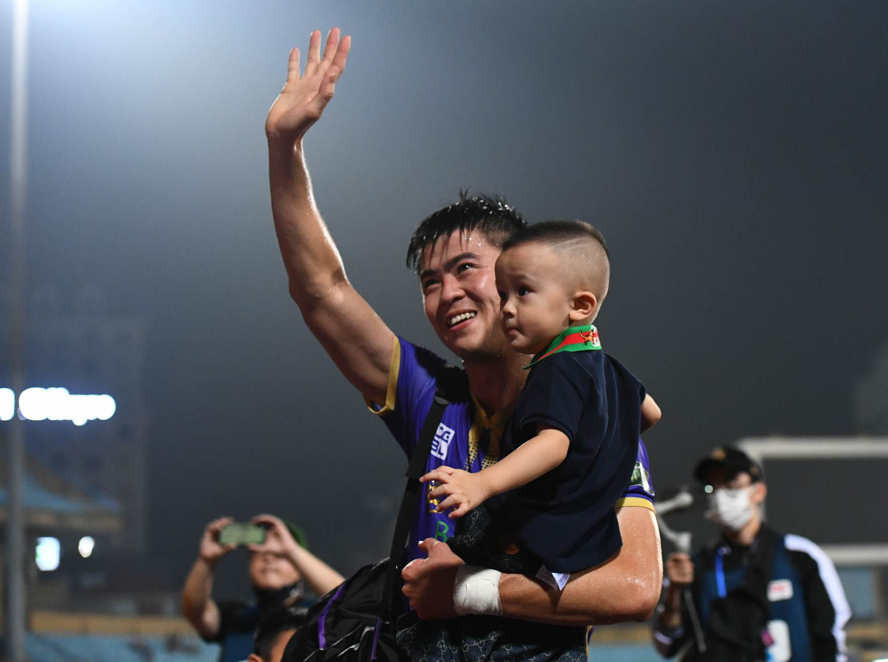 Cầu thủ Hà Nội FC hạnh phúc ngày vô địch V.League 2022 sớm 1 vòng đấu - Ảnh 9.