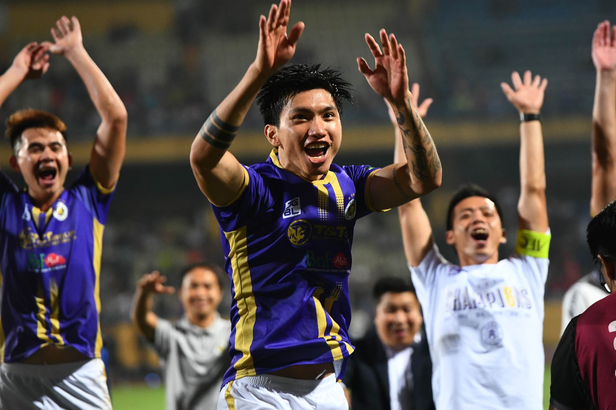 Cầu thủ Hà Nội FC hạnh phúc ngày vô địch V.League 2022 sớm 1 vòng đấu - Ảnh 2.