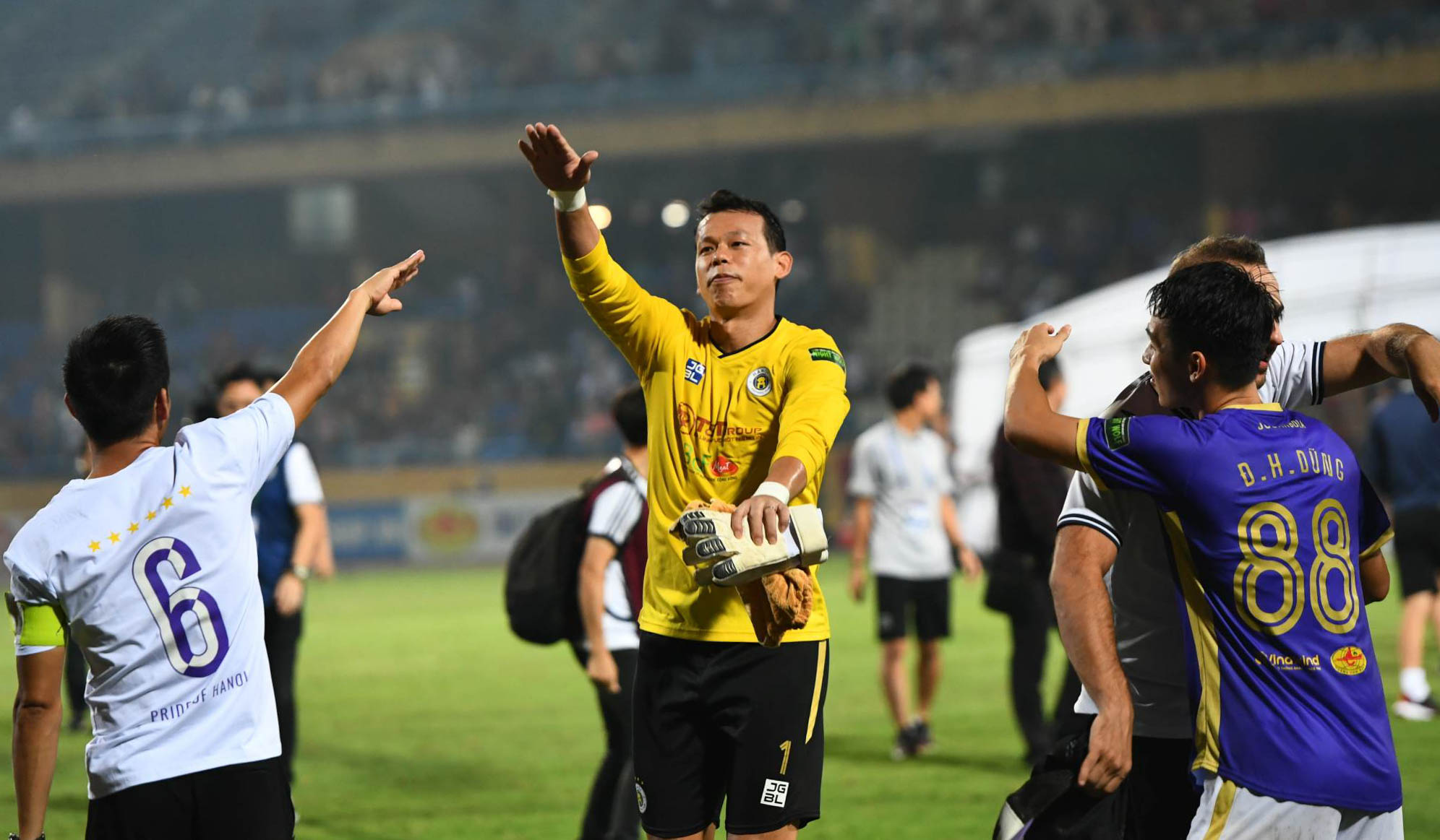 Cầu thủ Hà Nội FC hạnh phúc ngày vô địch V.League 2022 sớm 1 vòng đấu - Ảnh 5.