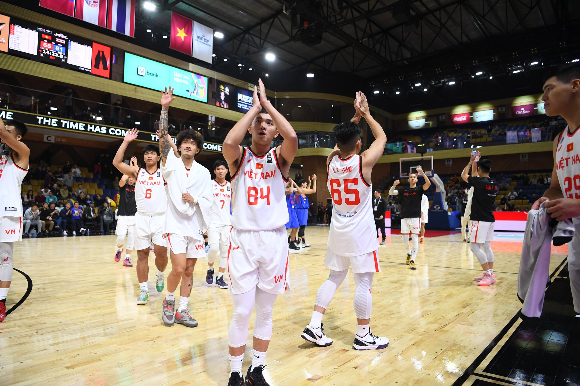 Đội tuyển bóng rổ Việt Nam thất bại trước Thái Lan ở vòng sơ loại FIBA Asia Cup 2025 - Ảnh 1.