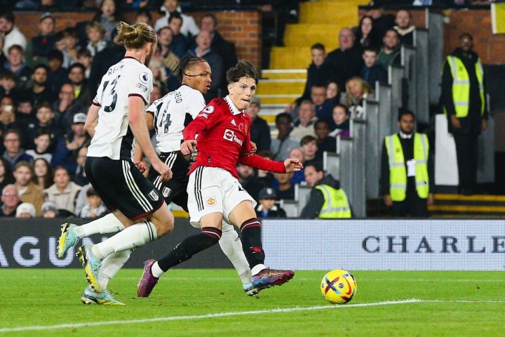 Sao trẻ ghi bàn phút 93, Man Utd thắng kịch tính Fulham - Ảnh 1.