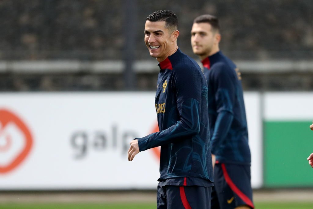Ronaldo cười tươi trên sân tập sau khi công kích MU - Ảnh 2.
