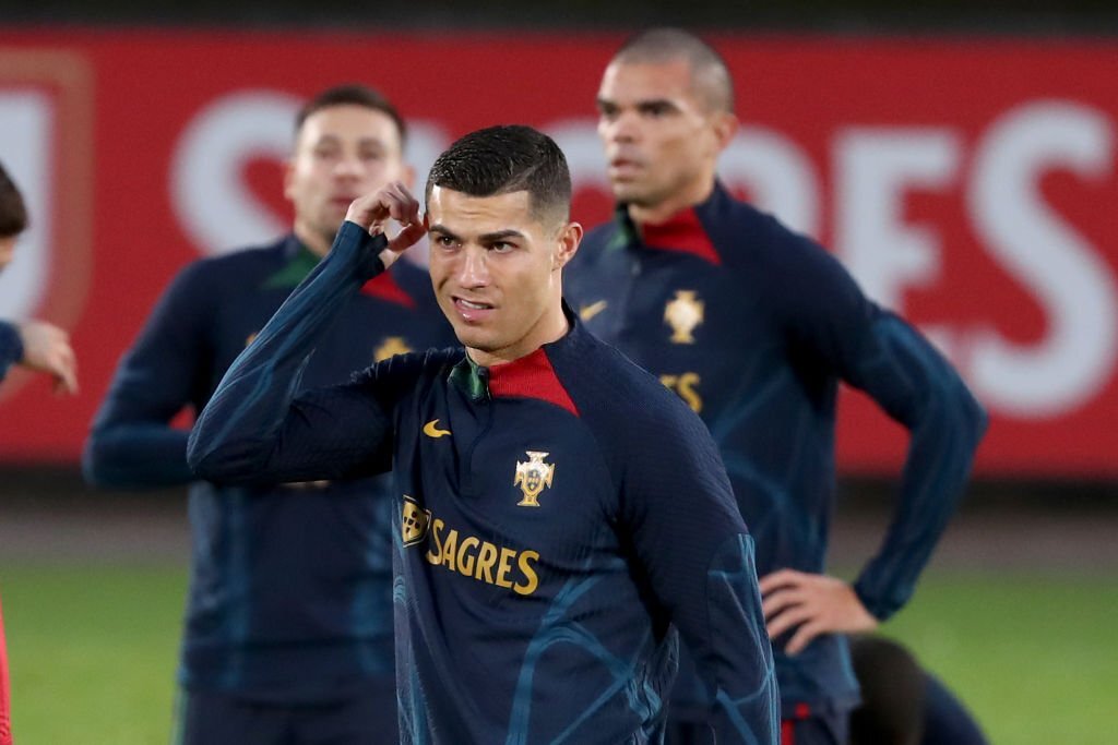 Ronaldo cười tươi trên sân tập sau khi công kích MU - Ảnh 8.