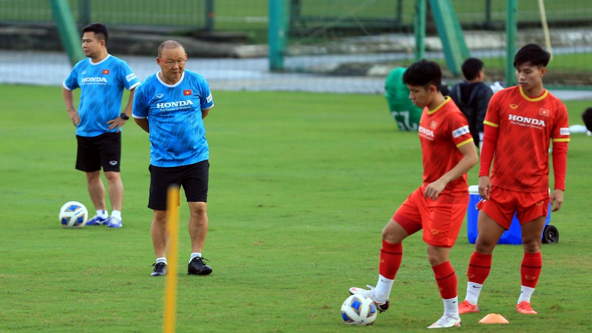 HLV Park Hang Seo triệu tập số lượng lớn cầu thủ chuẩn bị cho AFF Cup 2022 - Ảnh 1.