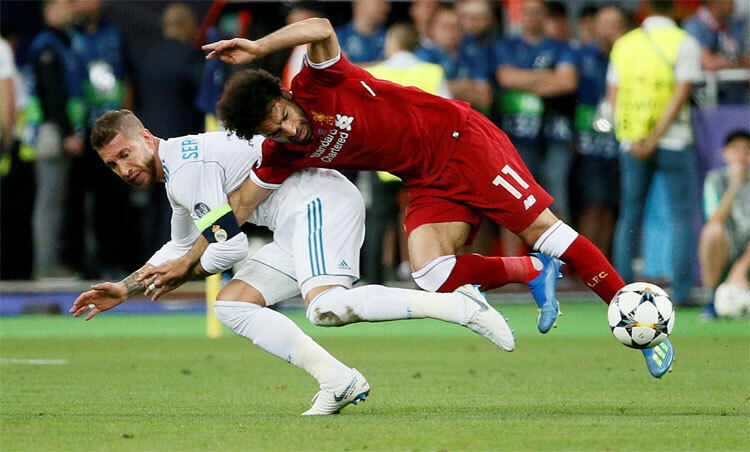Ramos lại ôm Salah nhưng lần này không có nước mắt, chỉ toàn tiếng cười - Ảnh 1.