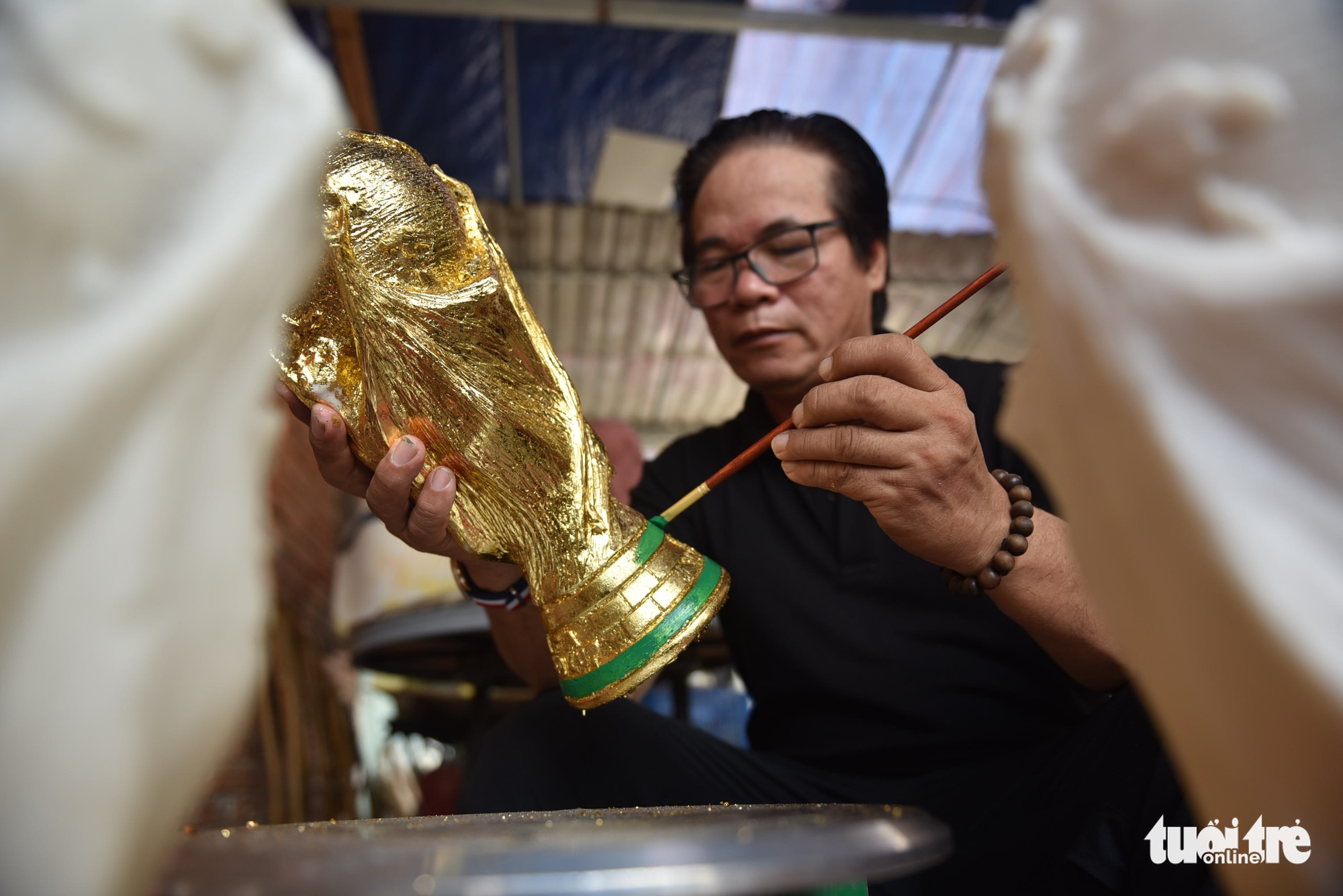 Người đàn ông đam mê làm cúp vàng World Cup - Ảnh 7.