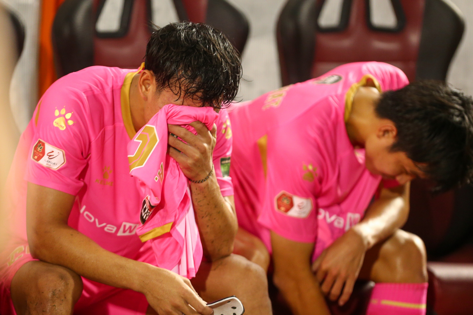 Giành chiến thắng vẫn xuống hạng, cầu thủ Sài Gòn FC buồn bã - Ảnh 1.