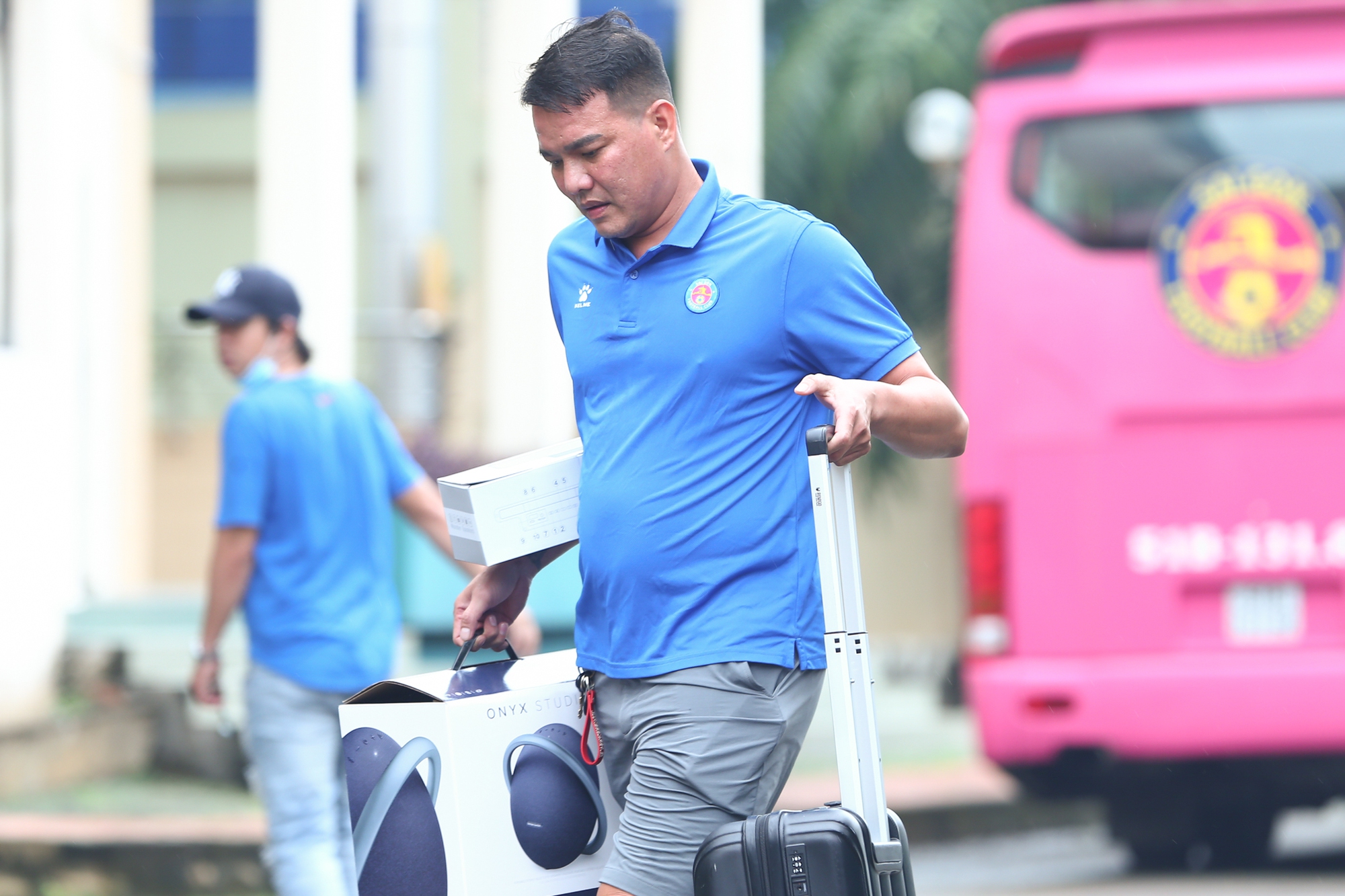 Cầu thủ CLB Sài Gòn buồn bã rời đại bản doanh sau khi xuống hạng - Ảnh 1.