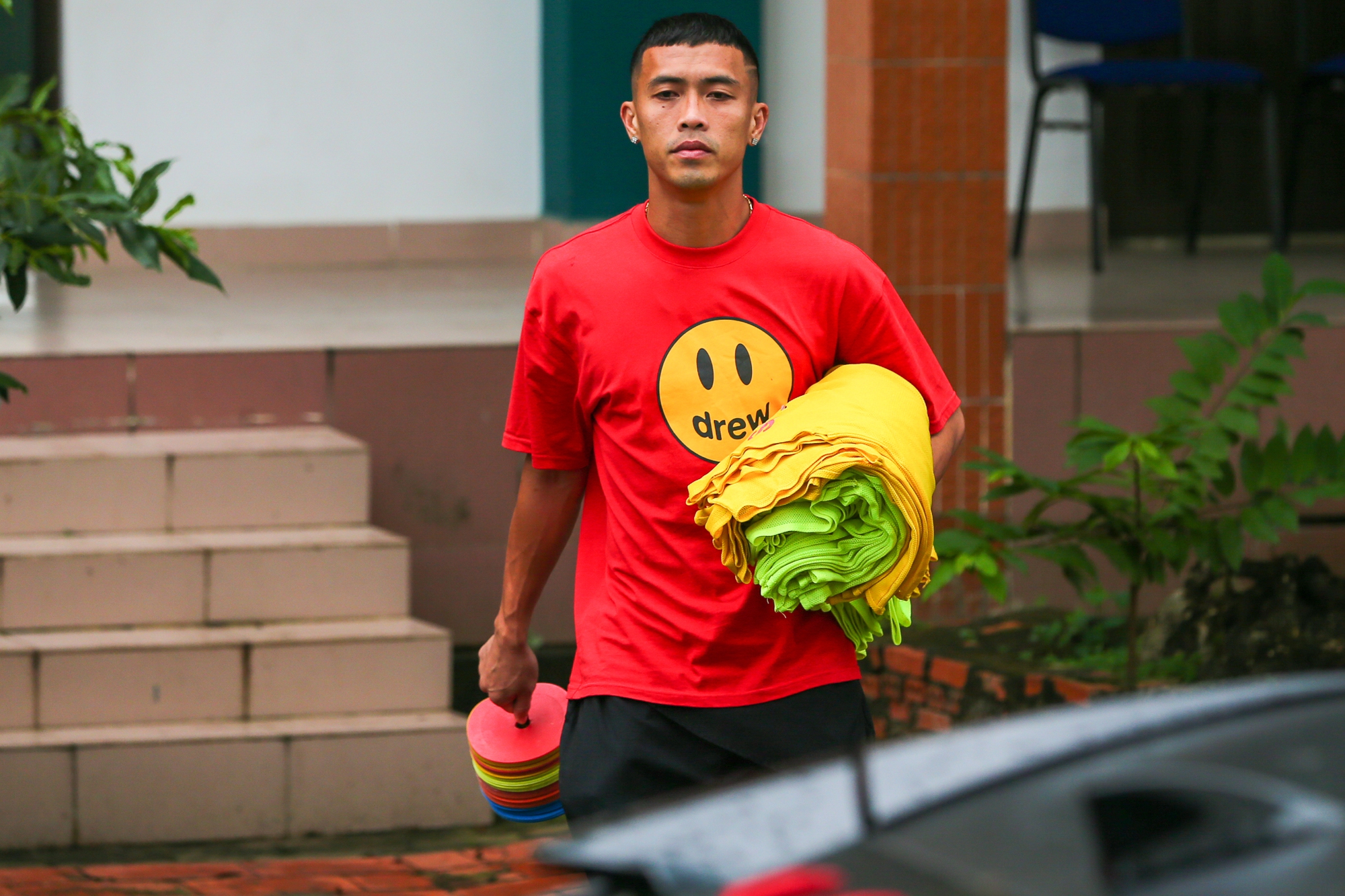 Cầu thủ CLB Sài Gòn buồn bã rời đại bản doanh sau khi xuống hạng - Ảnh 6.