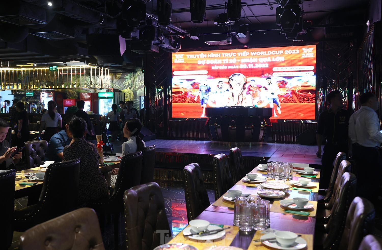 Hà Nội: Hàng quán chuẩn bị màn hình lớn phục vụ World Cup 2022 - Ảnh 2.