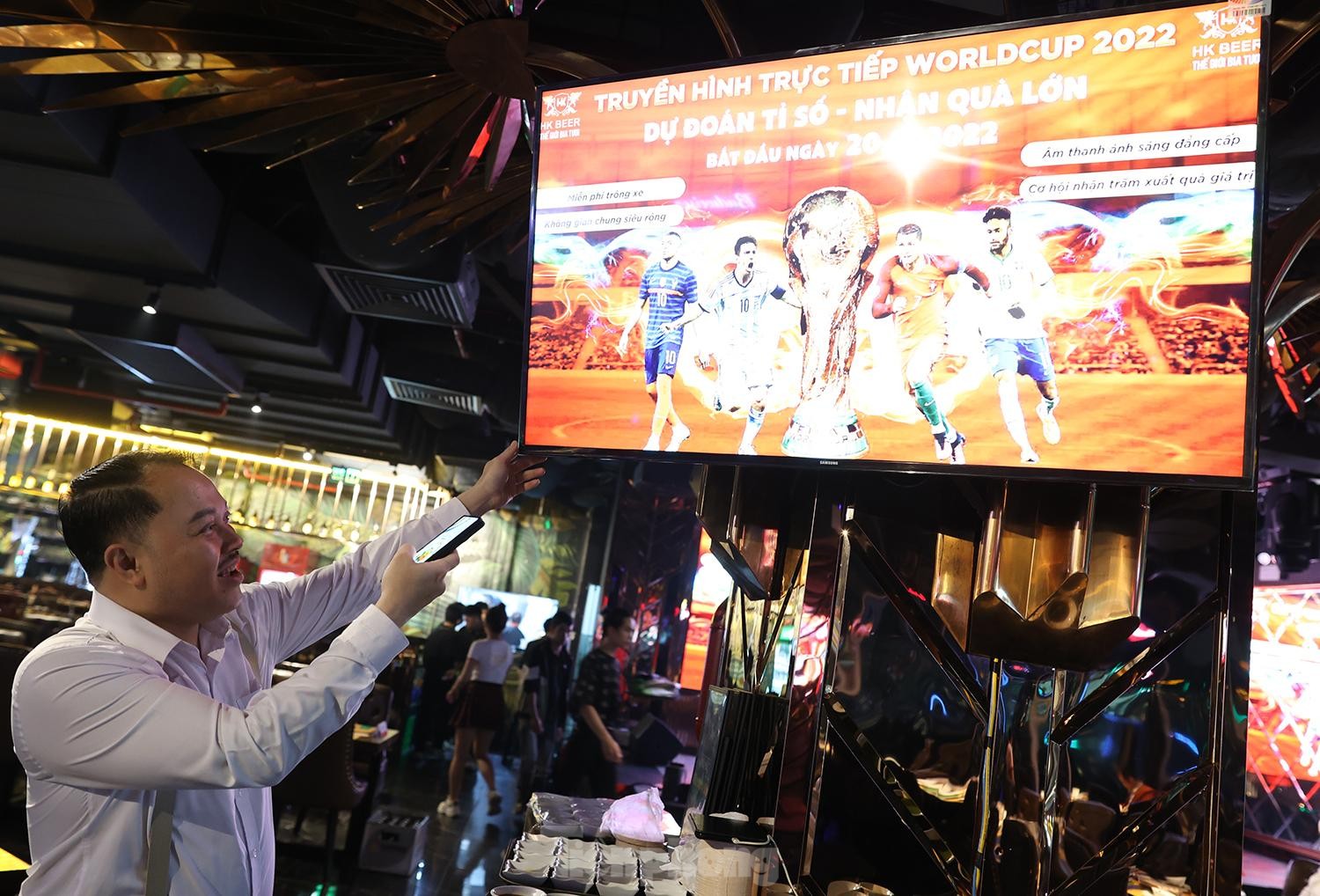Hà Nội: Hàng quán chuẩn bị màn hình lớn phục vụ World Cup 2022 - Ảnh 3.