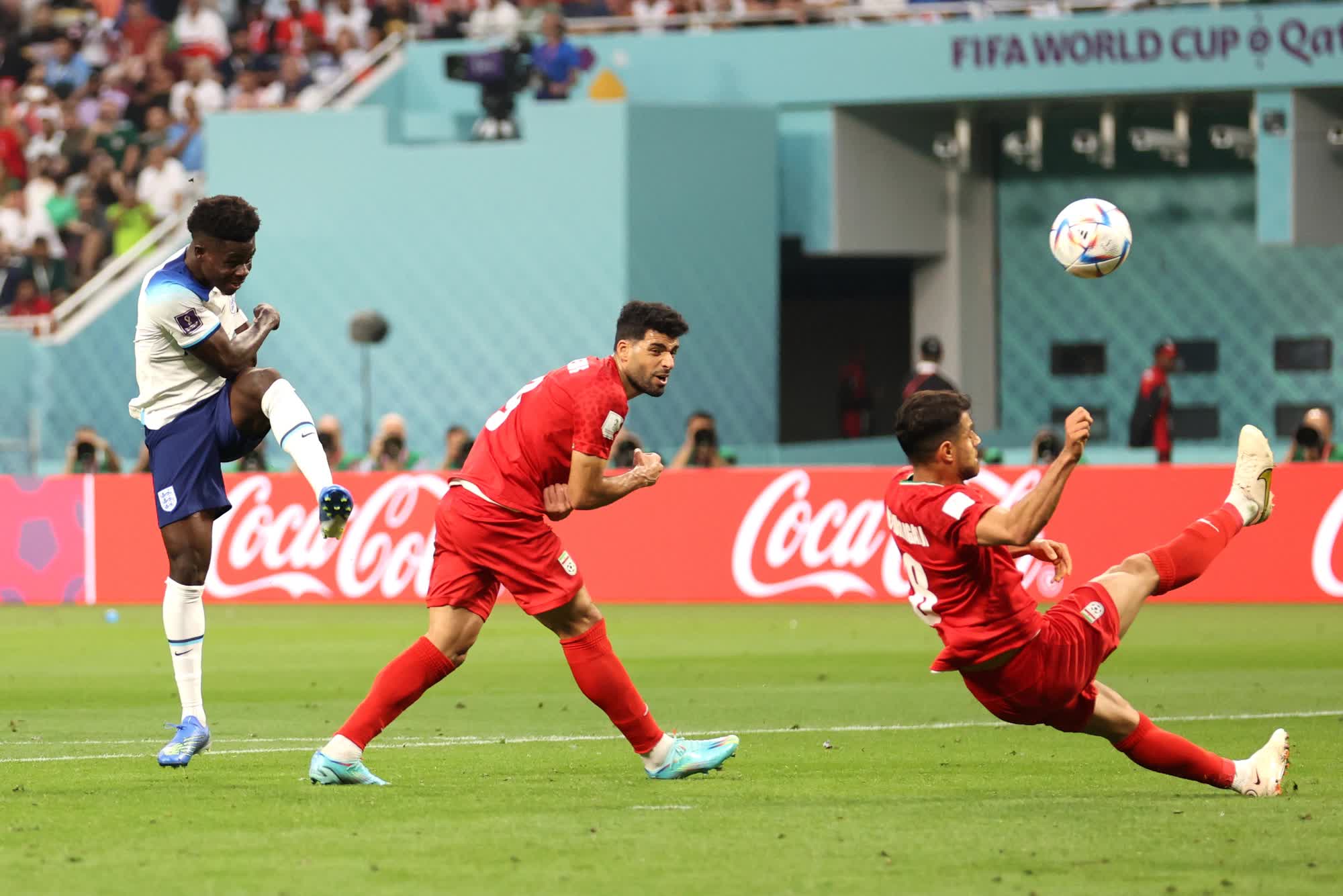 Thủ môn Iran va chạm mạnh với đồng đội, phải rời sân dù nỗ lực thi đấu tiếp - Ảnh 7.