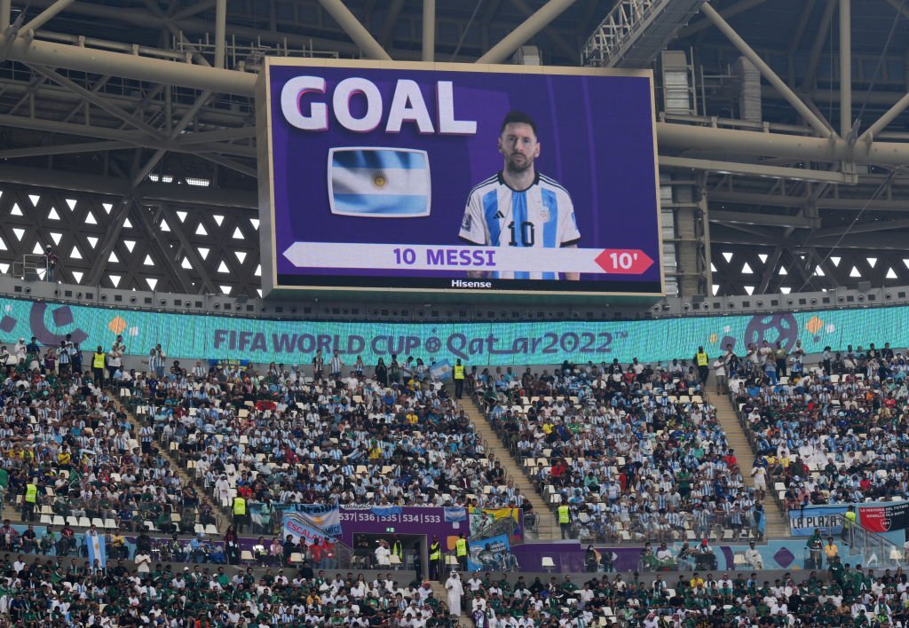 Messi ôm mặt thất vọng trong ngày lập kỷ lục World Cup - Ảnh 3.