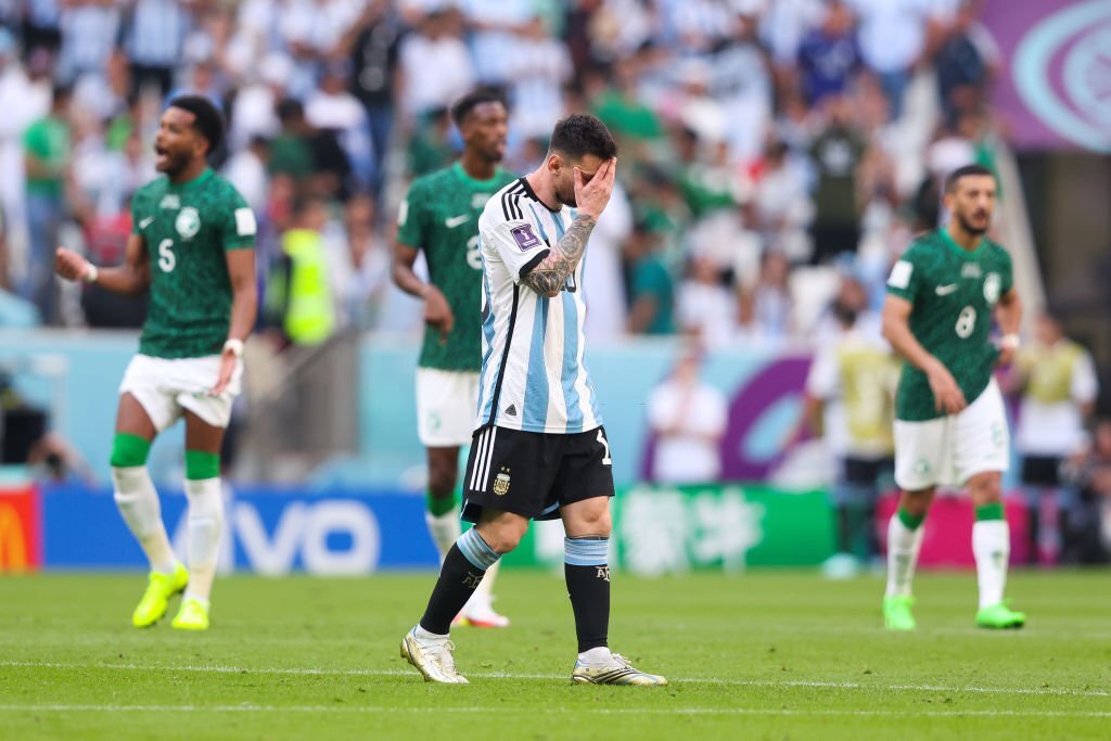 Messi ôm mặt thất vọng trong ngày lập kỷ lục World Cup - Ảnh 1.