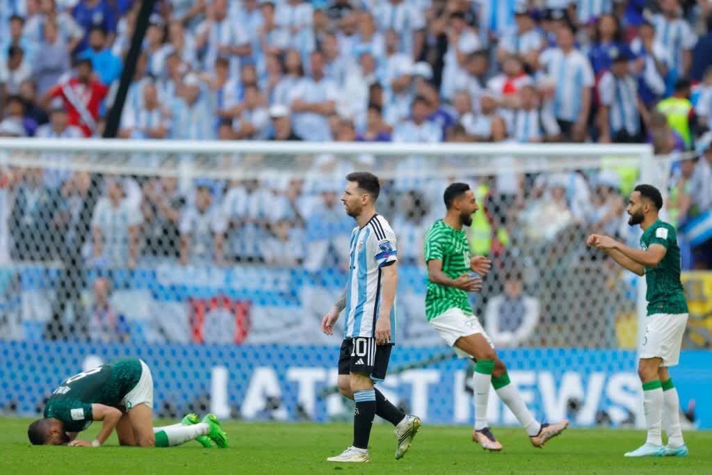 Messi ôm mặt thất vọng trong ngày lập kỷ lục World Cup - Ảnh 8.