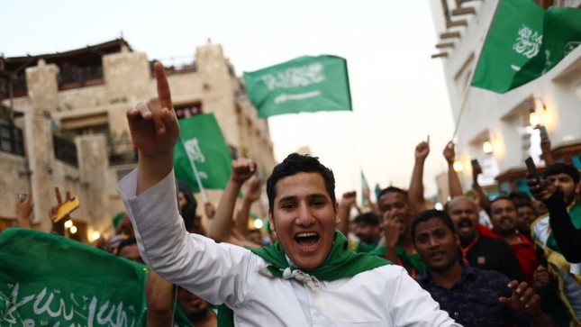 Fan Saudi Arabia phá cửa nhà, 'đi bão' mừng chiến thắng lịch sử trước Argentina - Ảnh 4.